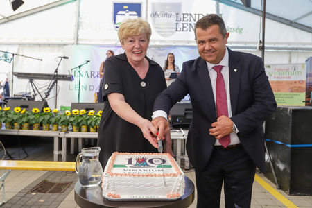 Razrez torte presenecˇenja, Janez Magyar, in Eva Marija Banutai